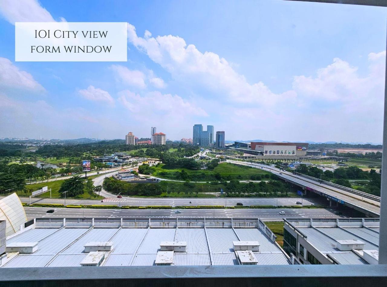 Conezion Near Ioi City Mall, Maeps Serdang, Putrajaya By Cloud Host Room photo